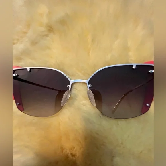 💯 Authentic Stylish Prada Sunglasses. Wore them about 3 times. - Picture 3 of 11